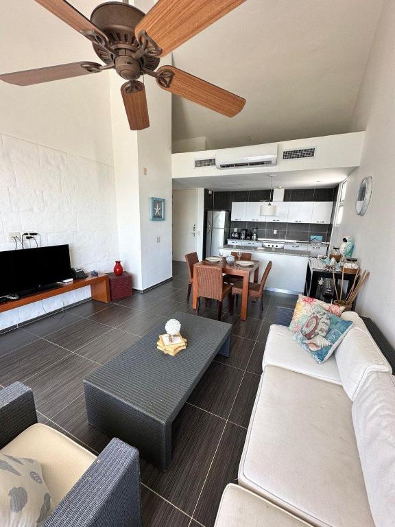 Area soggiorno di Vista Mare Spectacular Ocean View Top Floor 1-Bedroom Condo, Samana