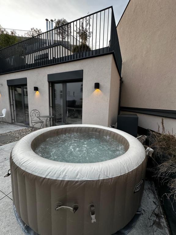 a large hot tub in front of a house at Schöne Wohnung mit eigenem Whirlpool in dem Stadtzentrum in Vienna