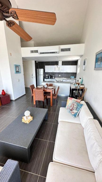 Area soggiorno di Vista Mare Spectacular Ocean View Top Floor 1-Bedroom Condo, Samana