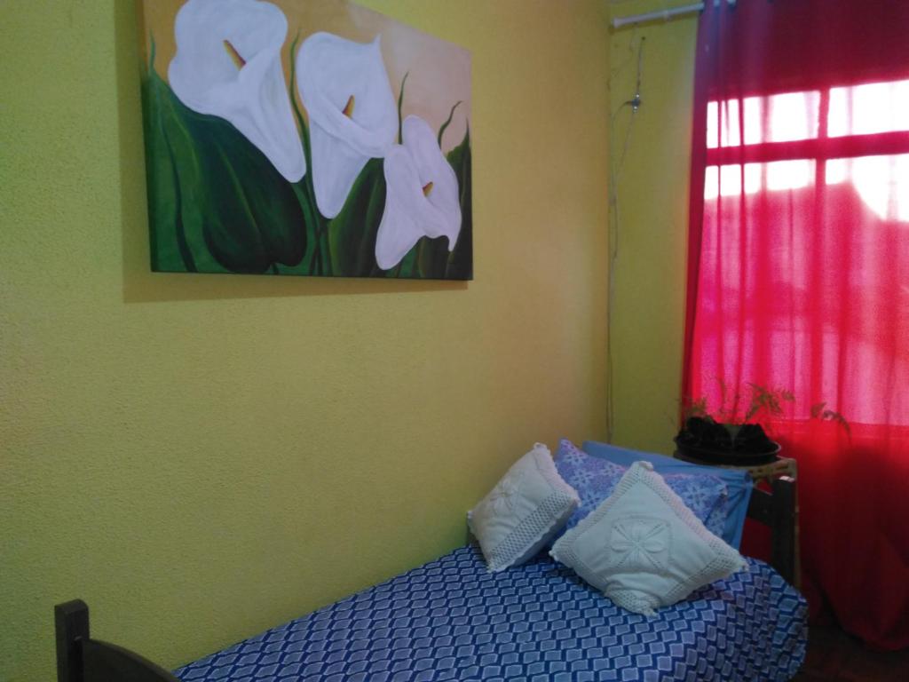 um quarto com uma cama com um quadro na parede em Casa Rodriguez " Expo Center Norte " em São Paulo