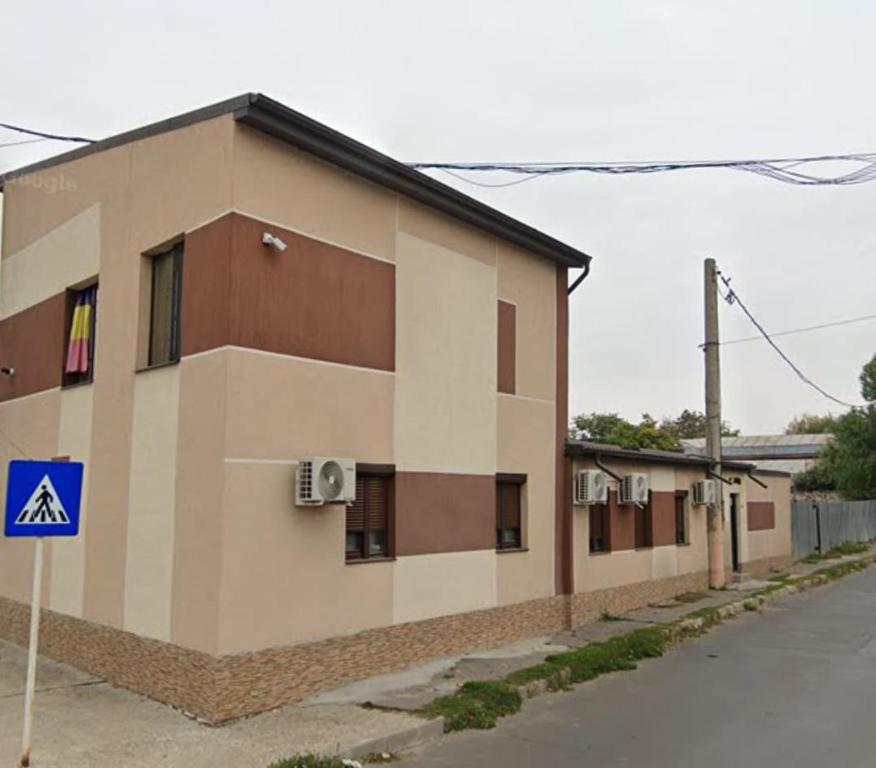 un bâtiment situé sur le côté d'une rue dans l'établissement Solaria Studio, à Galaţi