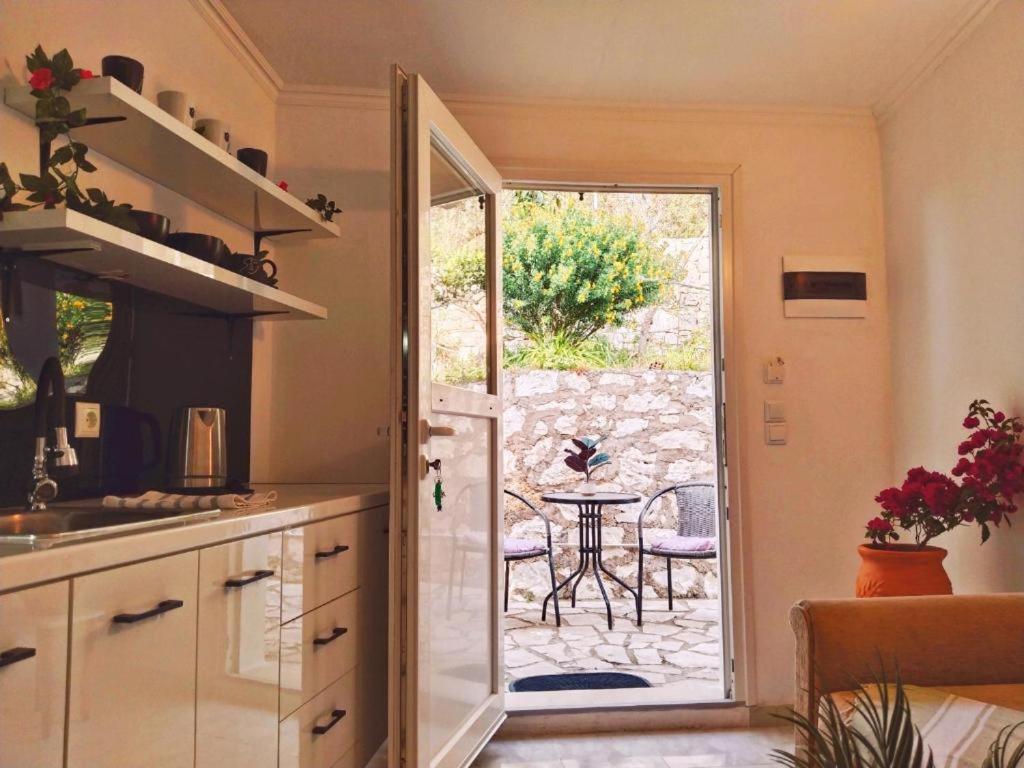 uma cozinha com uma porta que leva a um pátio em Alegria studios em Gaios