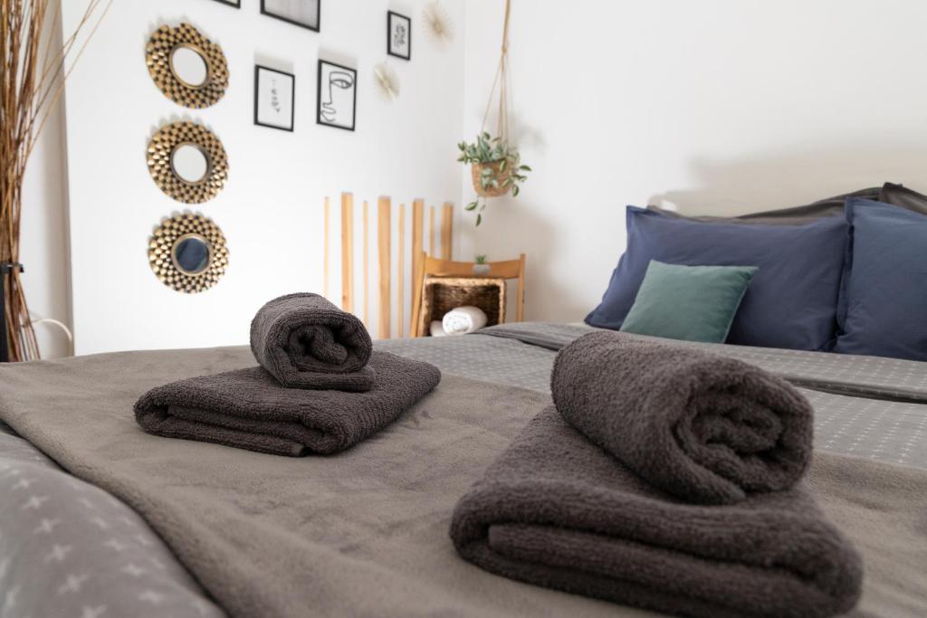 Ένα ή περισσότερα κρεβάτια σε δωμάτιο στο Evaggelia's Apartments 2 Διαμονή σαν το σπίτι σας