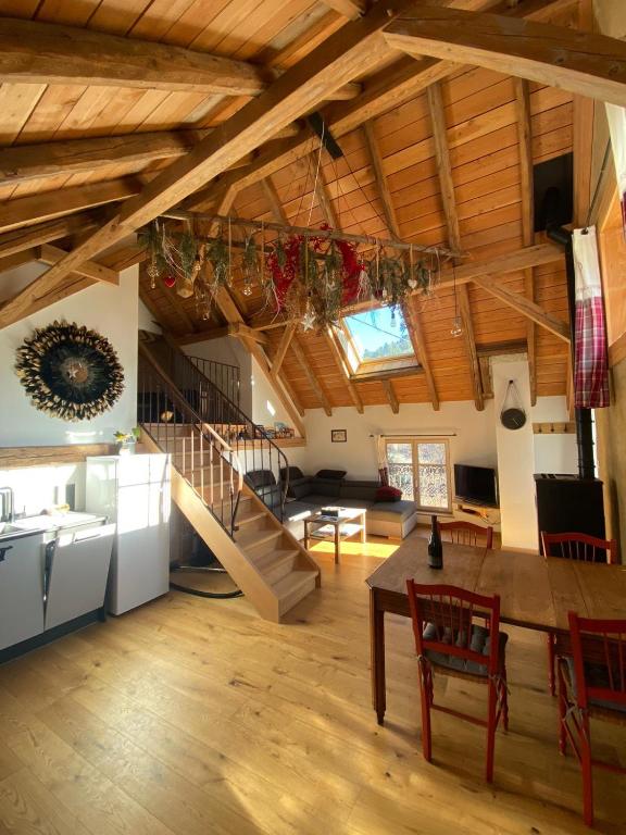 Il comprend un grand salon avec des plafonds en bois et une salle à manger. dans l'établissement Chez Jérémie & Mary, à Breitenau