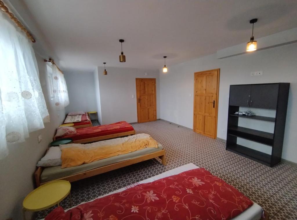 Ένα ή περισσότερα κρεβάτια σε δωμάτιο στο Noclegi nad S-ką
