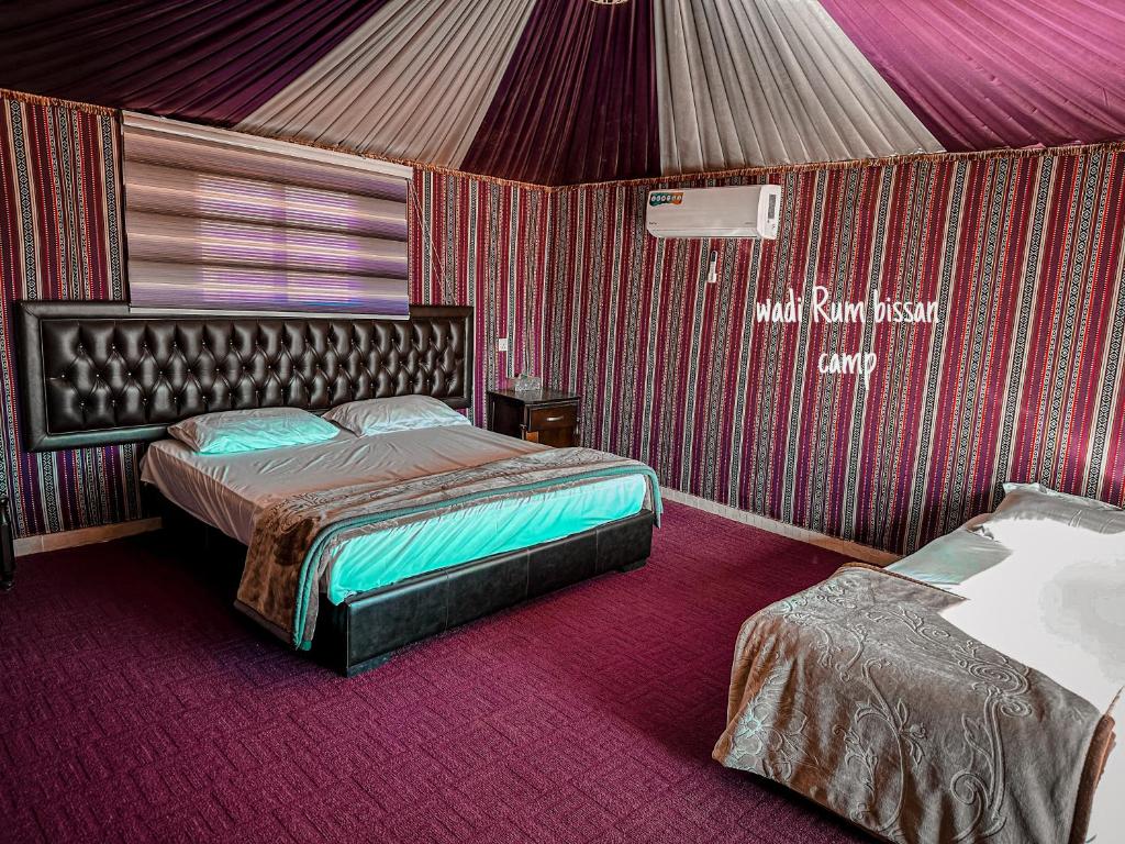 Ένα ή περισσότερα κρεβάτια σε δωμάτιο στο wadi Rum bissan camp