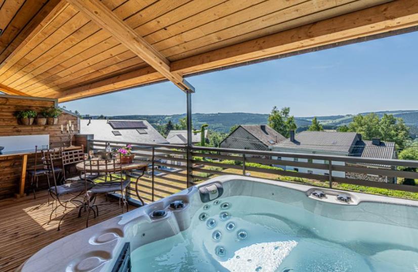 einen Whirlpool auf der Terrasse eines Hauses in der Unterkunft Le chalet de pépère in Stavelot