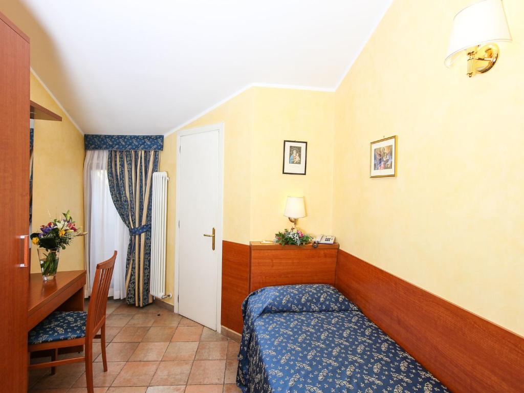 Łóżko lub łóżka w pokoju w obiekcie Casa Di Santa Francesca Romana a Ponte Rotto