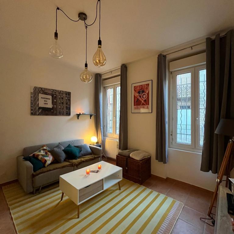 un salon avec un canapé et une table basse dans l'établissement APPT T2 entre Gare Matabiau et Capitole, à Toulouse