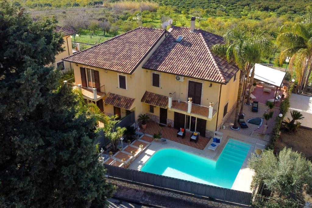 een luchtzicht op een huis met een zwembad bij Villa Fabiana Taormina in Taormina