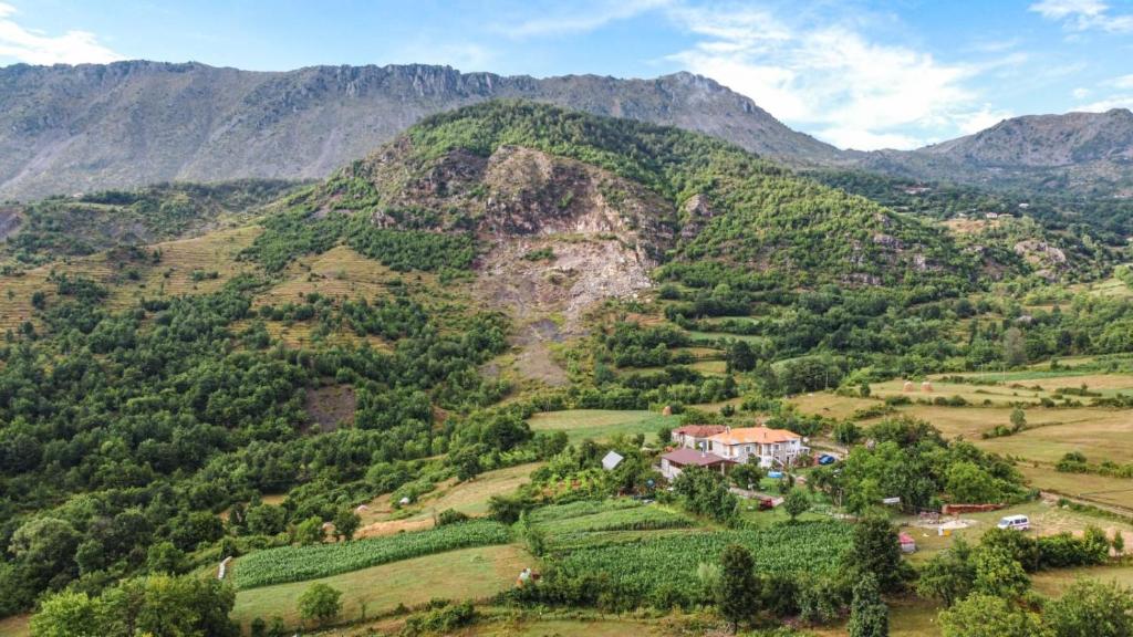 una casa en una colina frente a una montaña en VILA DISHA en Tirana