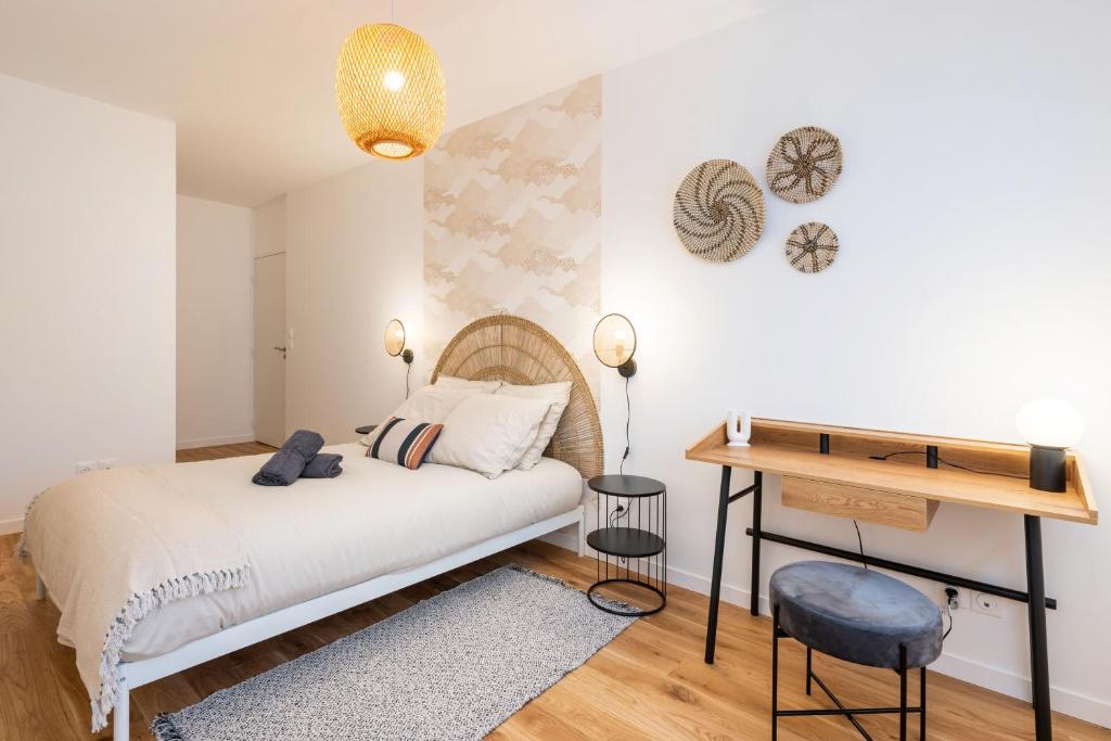 Schlafzimmer mit einem Bett und einem Holzschreibtisch in der Unterkunft Les Cocons Montchat in Lyon