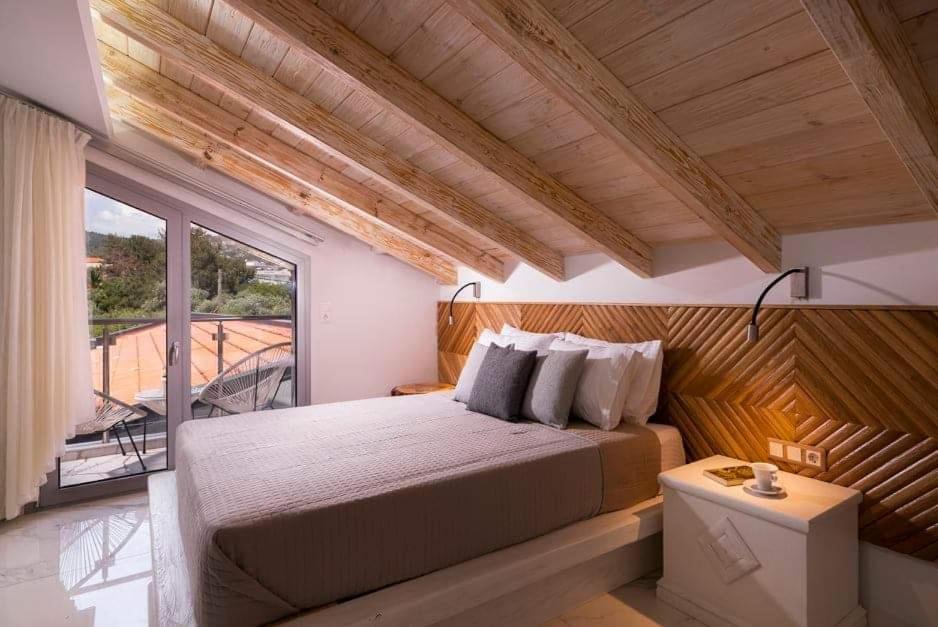 um quarto com uma cama grande e uma janela grande em Lena Apartments Potos em Potos