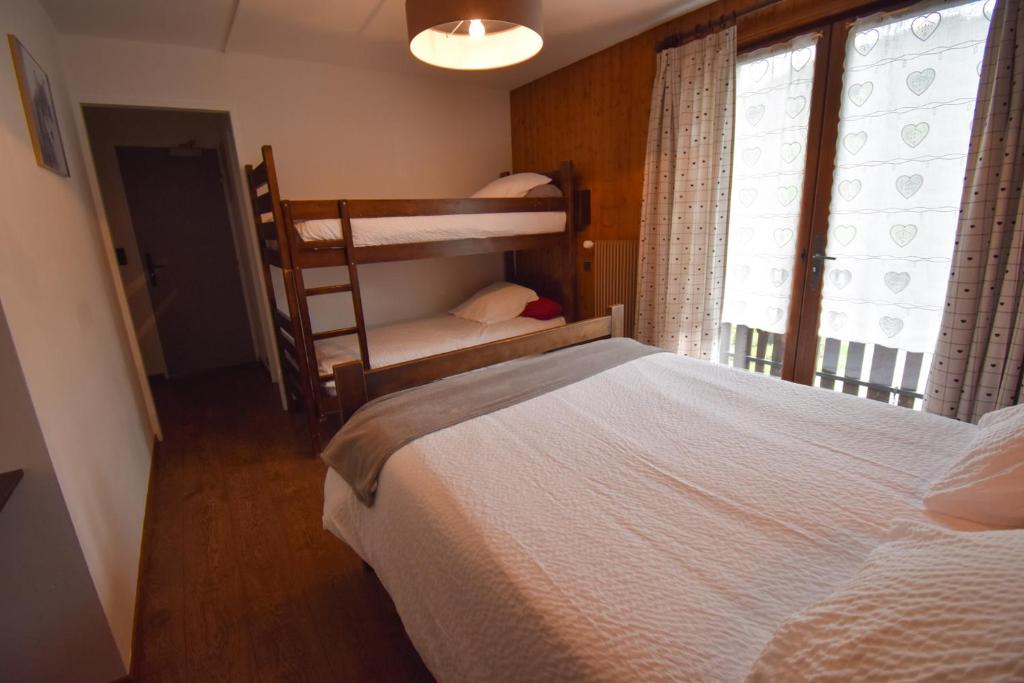Postel nebo postele na pokoji v ubytování Hôtel Le Chinfrey