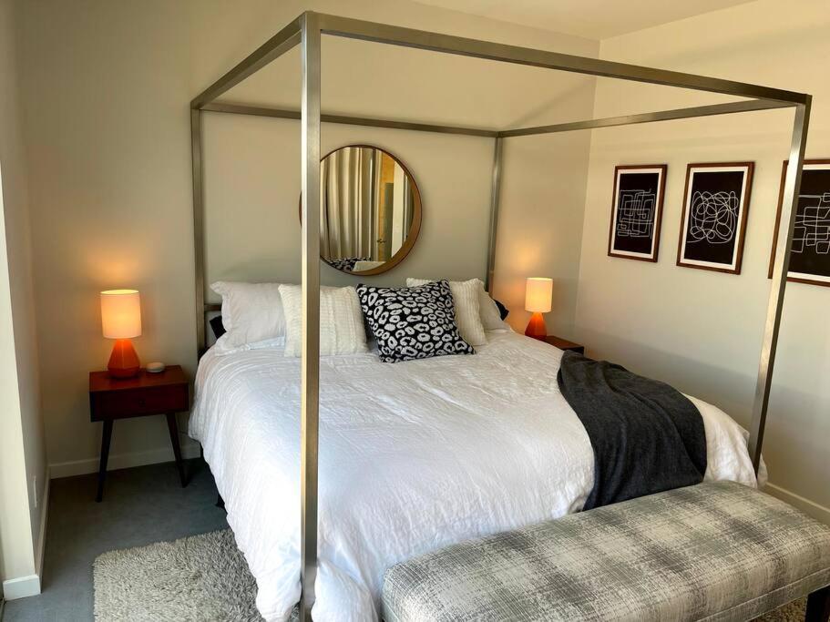Giường trong phòng chung tại Beautiful Pearl Street Condo--30 day minimum stay