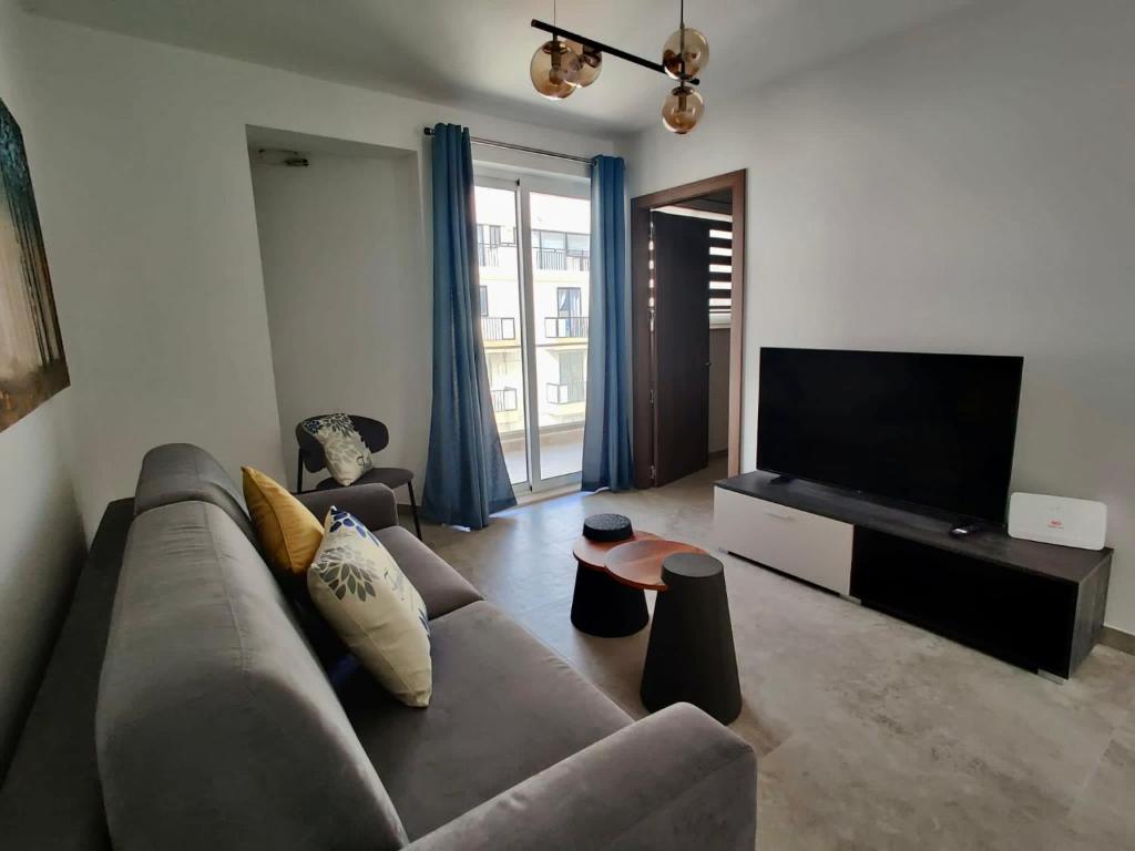 TV a/nebo společenská místnost v ubytování Sea Breeze Duplex Deluxe Penthouse