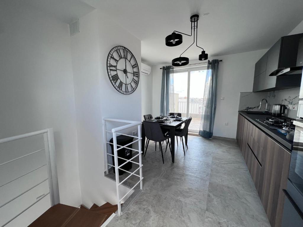 Kuchyň nebo kuchyňský kout v ubytování Sea Breeze Duplex Deluxe Penthouse