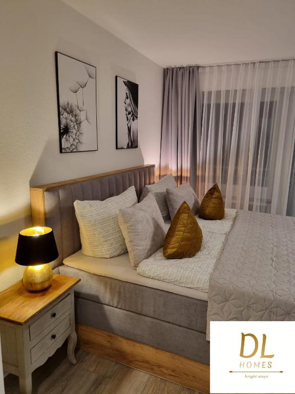 Hotel PANORAMA INN - Messe contaktless check-in, a bedroom with a bed with pillows on it at PANORAMA INN - Messe contaktless check-in in Hannover