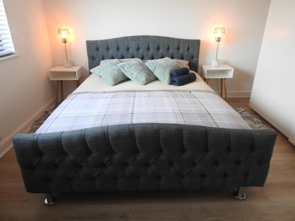 מיטה או מיטות בחדר ב-3 bed Hawthorn Berries House driveway & garden, M6 & M58