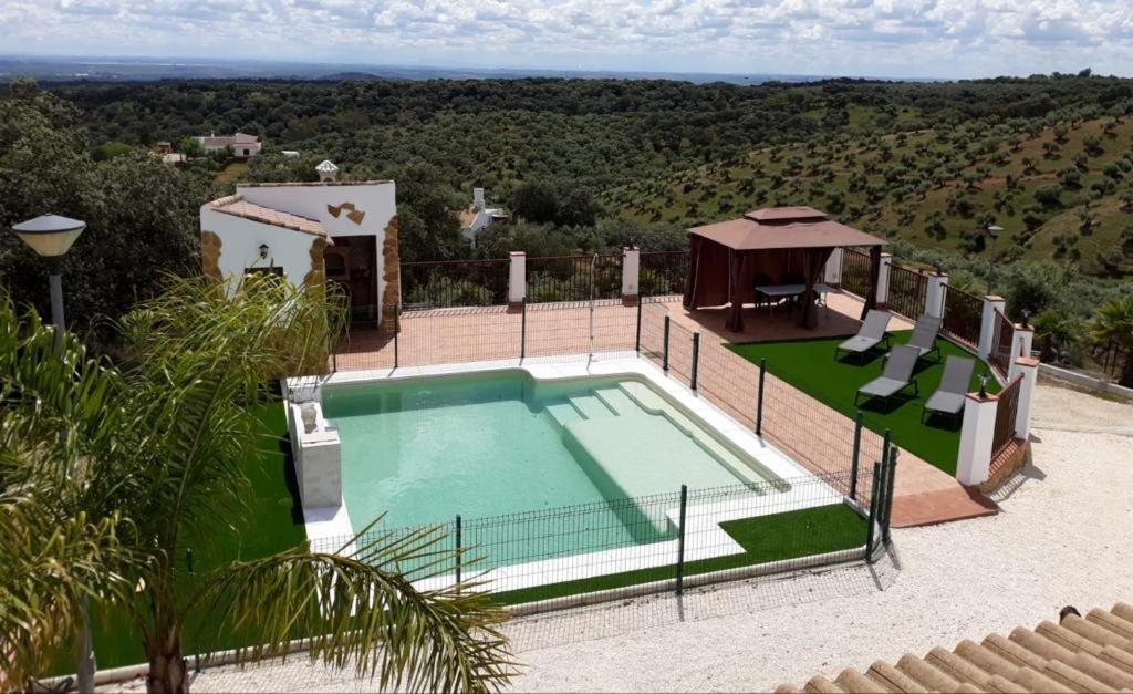 an image of a swimming pool at a house at La sombra del lagarto in Peñaflor