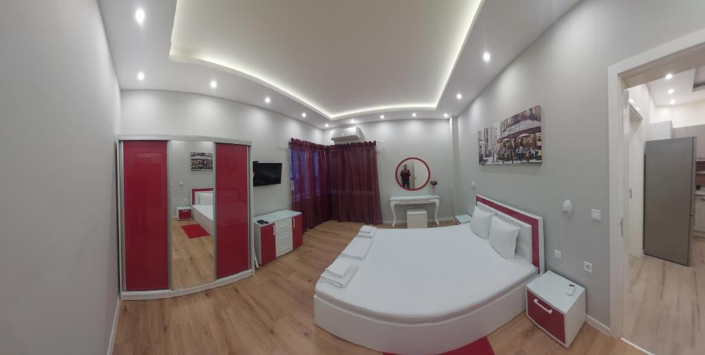 Апартамент Pink & Blue - 2BDR with Balcony - Wi-Fi