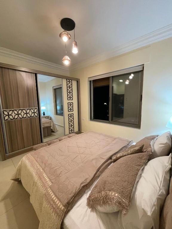 Postel nebo postele na pokoji v ubytování Home away from home with a Beautiful Balcony View 3 bedrooms 2 bathrooms