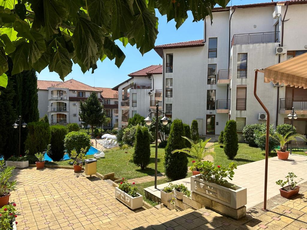 un complexe d'appartements avec une cour ornée de plantes dans l'établissement Complex Compass, à Sveti Vlas