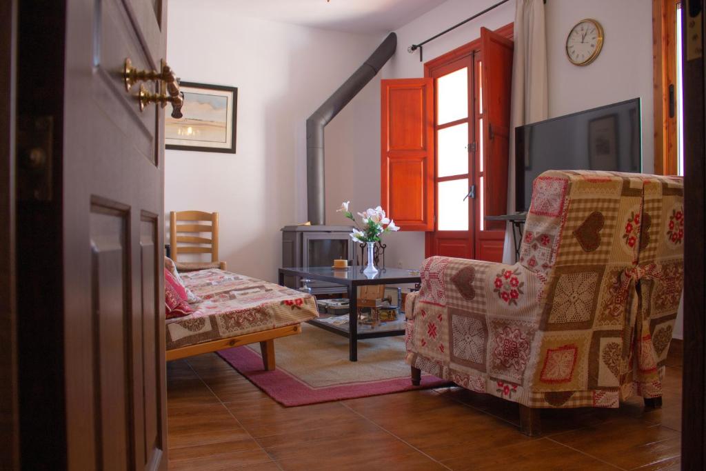 sala de estar con 2 sillas y mesa en Apartamento La Luna Mora - A un paso del Caminito del Rey en Carratraca