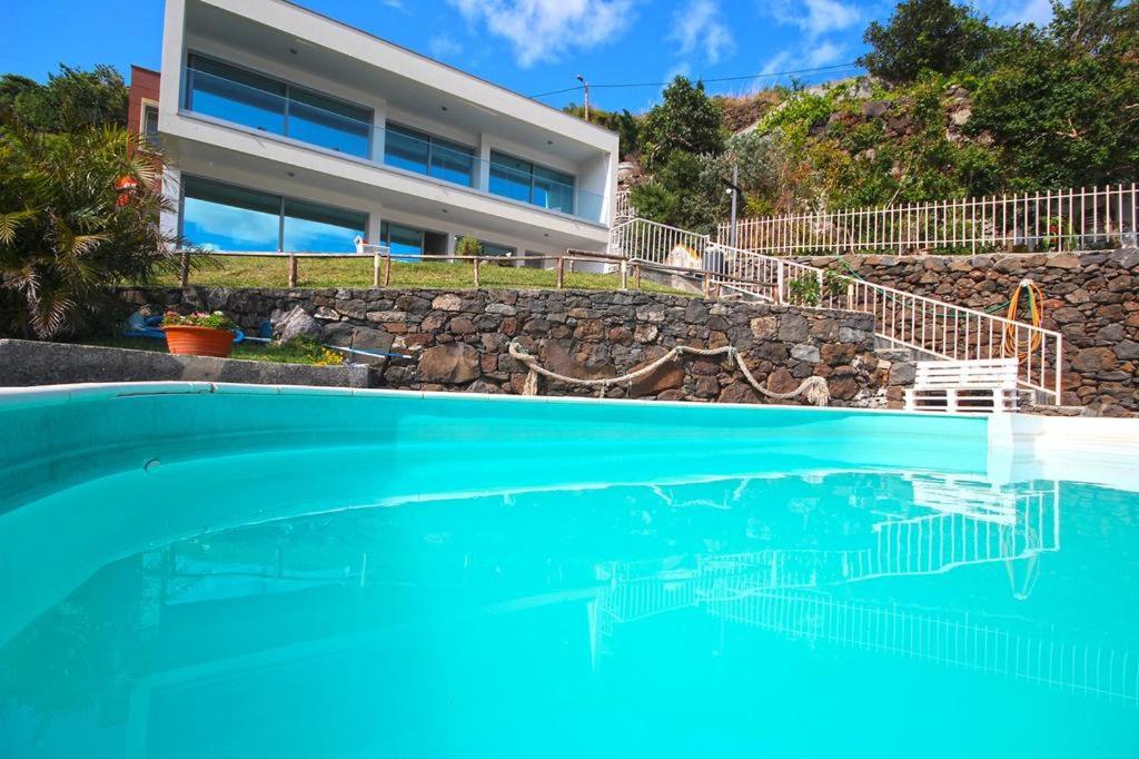 una piscina frente a una casa en Villa Calçada, en Santa Cruz