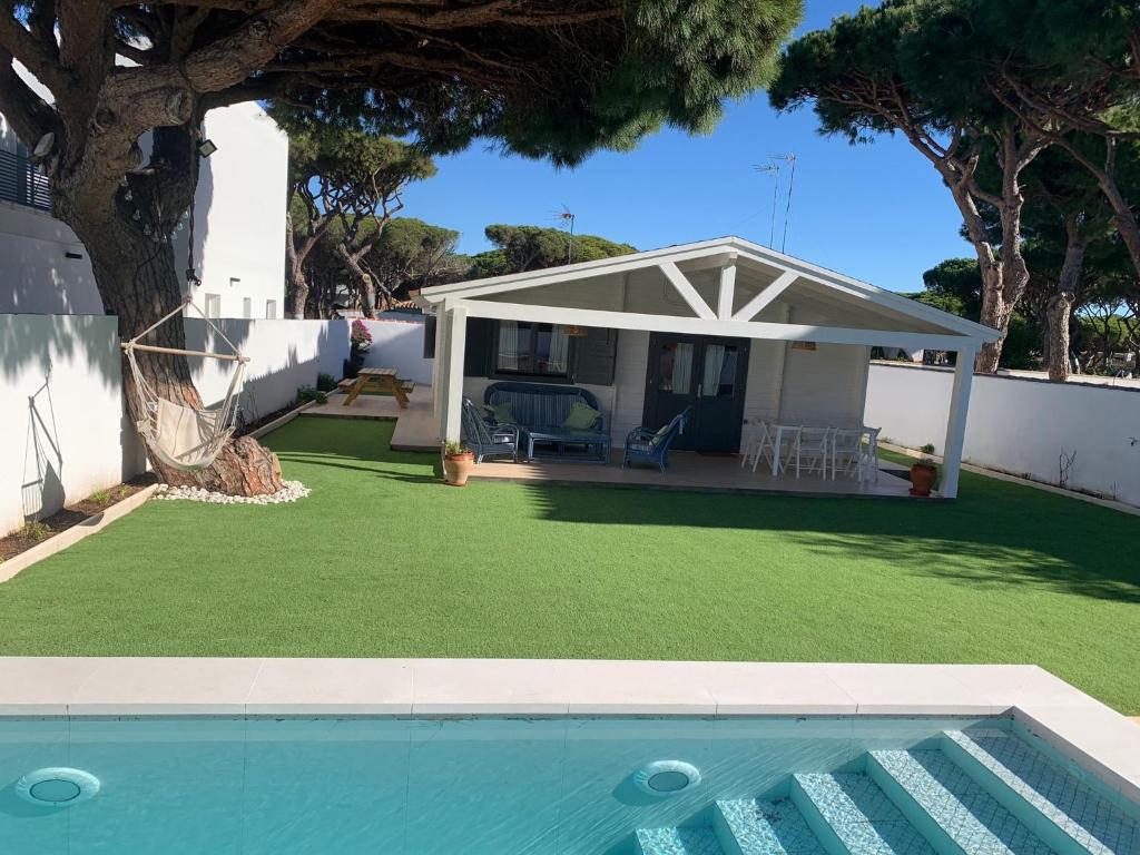 a backyard with a pool and a house at La casita del sopapo in Chiclana de la Frontera