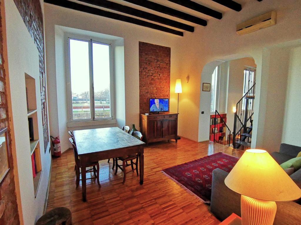 米蘭的住宿－In Da House，客厅配有桌子和沙发