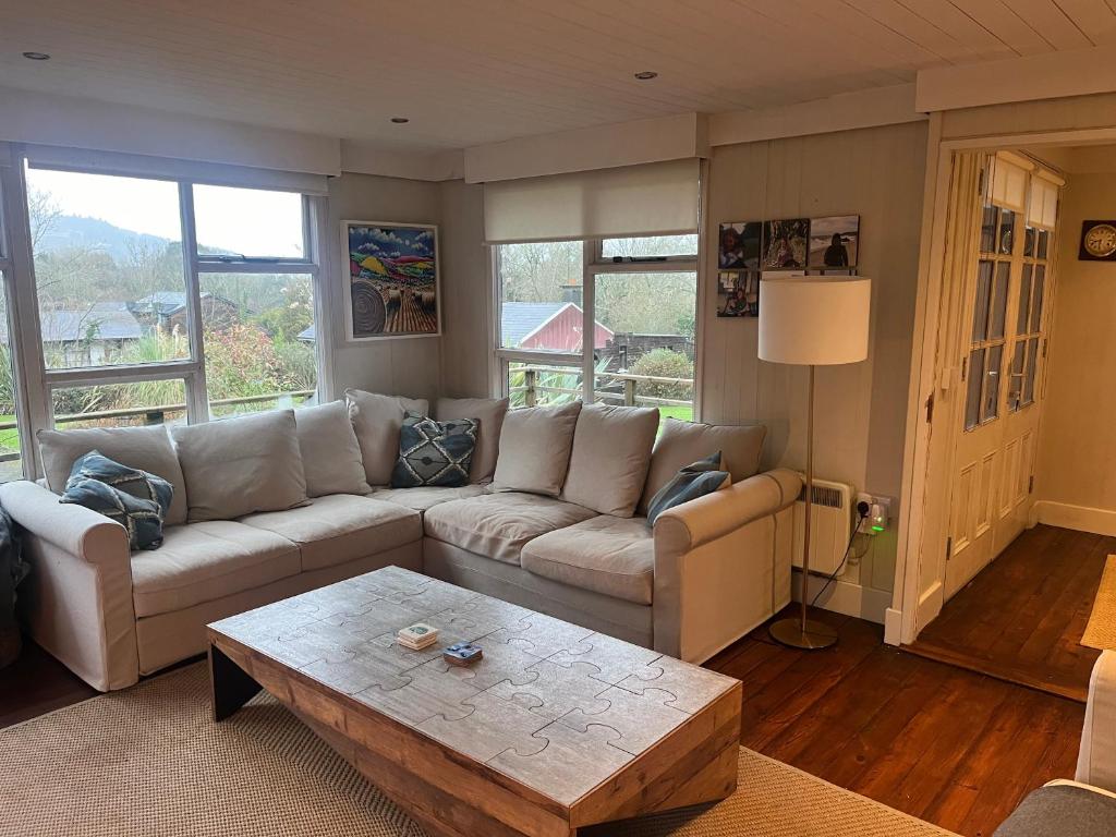 Ballymoney, Wexford - 3 bed beach house with private beach access - Three-Bedroom House