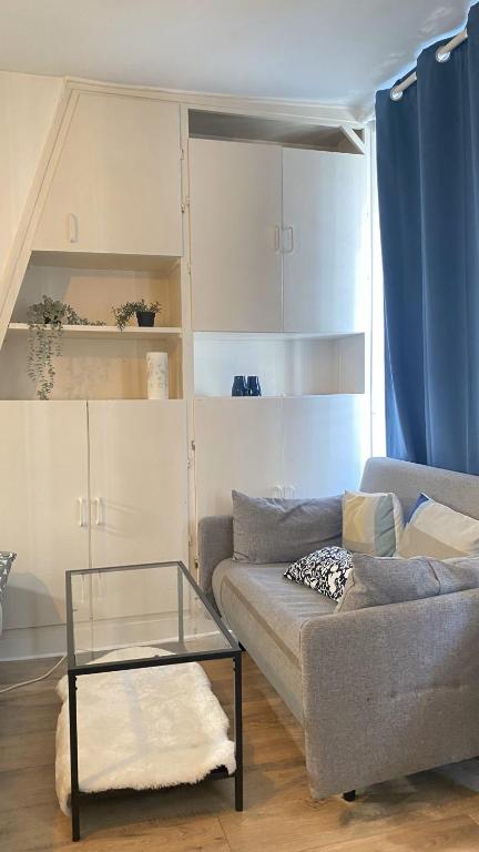 - un salon avec un canapé et une table en verre dans l'établissement Super appartement 3T proche Tour Eiffel, à Paris