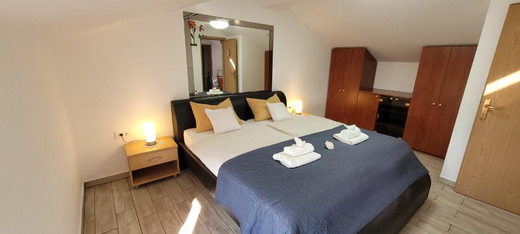 Un dormitorio con una cama con dos toallas encima. en Apartmaji Sonček Izola, en Izola