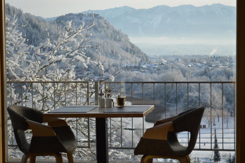 a table and chairs with a view of a mountain at Jägerhotel in Annenheim