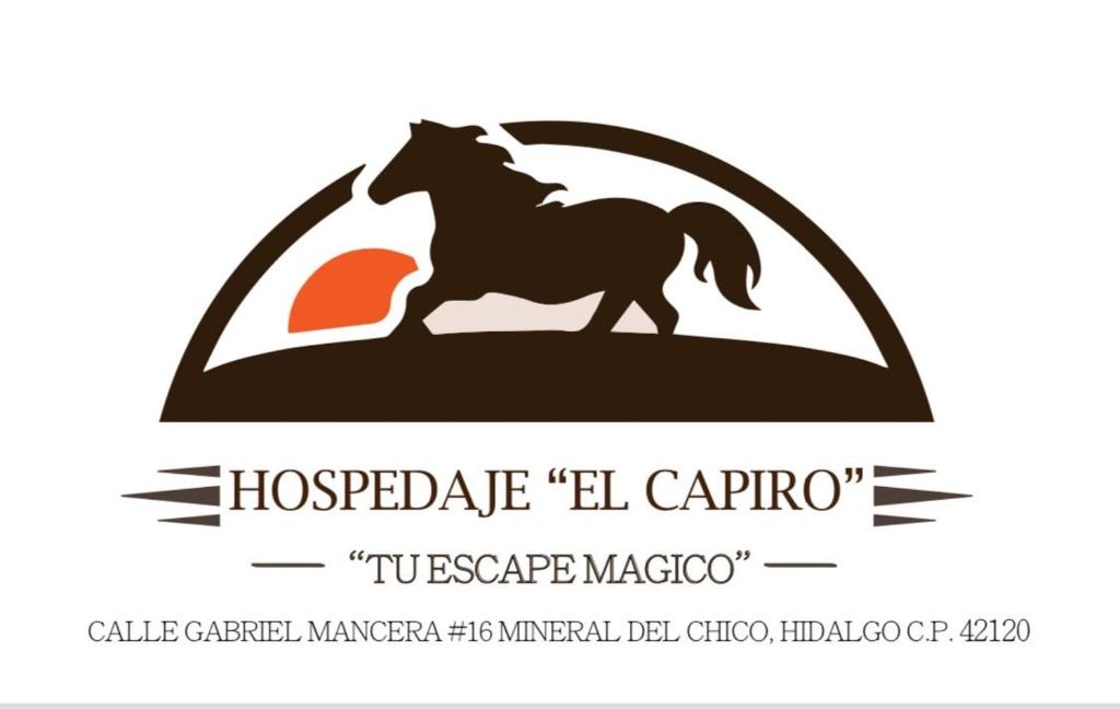 een logo van een paard dat voor een berg loopt bij EL CAPIRO in Mineral del Chico