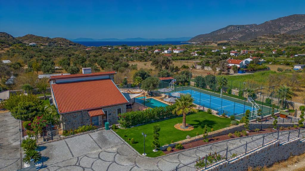 an aerial view of a house with a swimming pool at Villa Neveda mit Tennis und Basketballplatz in Datca
