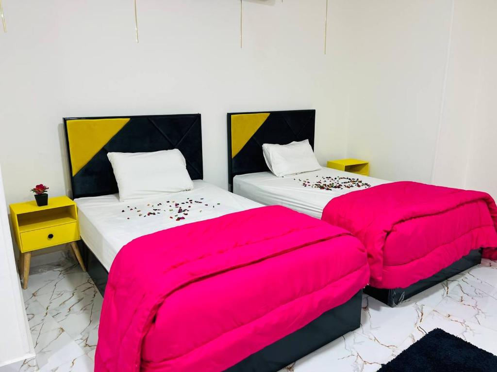 2 Betten nebeneinander in einem Zimmer in der Unterkunft Villa Fayrouz pyramids Inn in Kairo