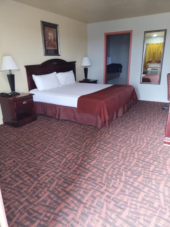 Postel nebo postele na pokoji v ubytování Howards Inn Motel