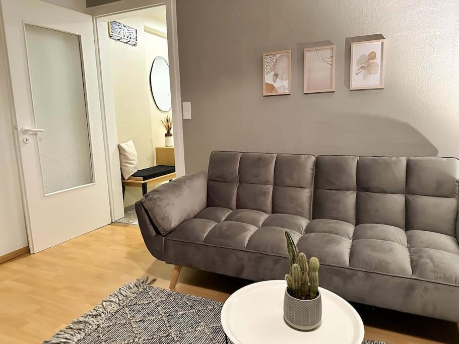 a living room with a couch and a table at Gemütliche 2-Zimmer Wohnung im Zentrum in Neumünster
