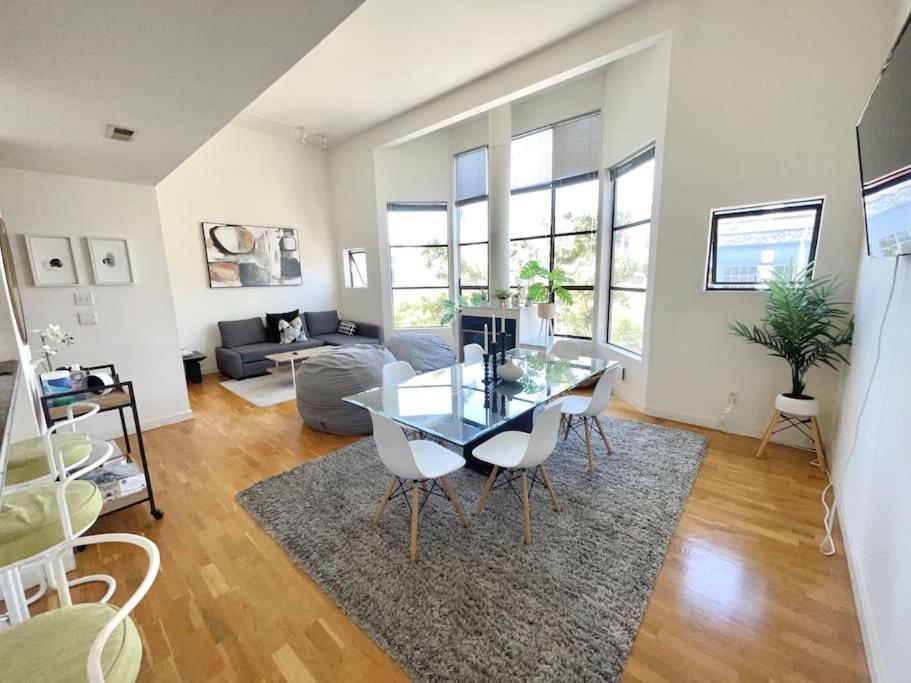 ein Wohnzimmer mit einem Glastisch und Stühlen in der Unterkunft Bright Spacious & Comfortable Hayes Valley Condo in San Francisco
