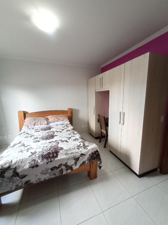 Postel nebo postele na pokoji v ubytování venha pra Itararé sp e Sengés pr se hóspede aqui,casa com duas suites e duas garagens