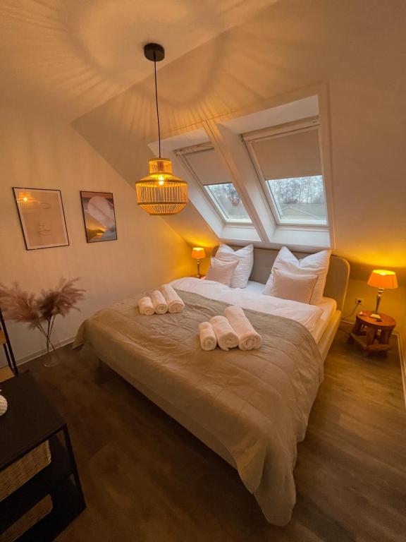 een slaapkamer met een groot bed en slippers bij Sonnige Dachwohnung nahe dem Klinikum. in Oldenburg