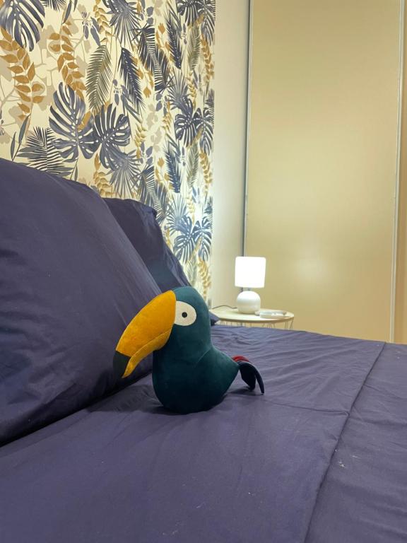 Una cama o camas en una habitación de Le Toucan Tropical, F2 bis emplacement central