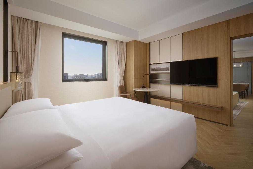 TV a/nebo společenská místnost v ubytování Courtyard By Marriott Shanghai Xujiahui