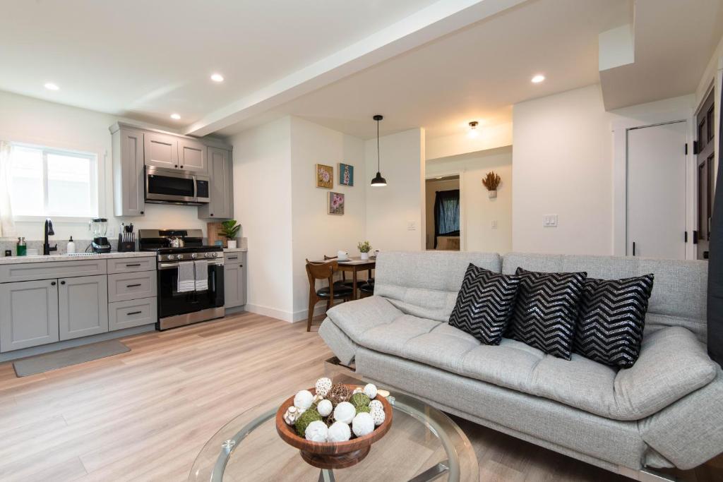 a living room with a couch and a kitchen at Beautiful Apartment in Atwater Village in Glendale