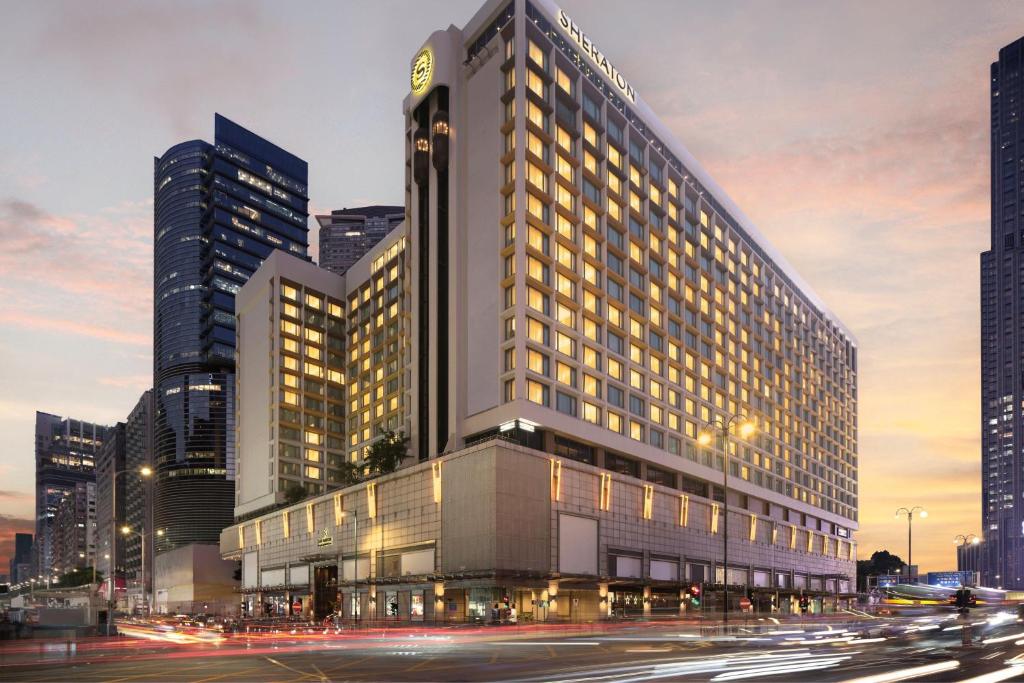 een groot gebouw in een stad 's nachts bij Sheraton Hong Kong Hotel & Towers in Hong Kong