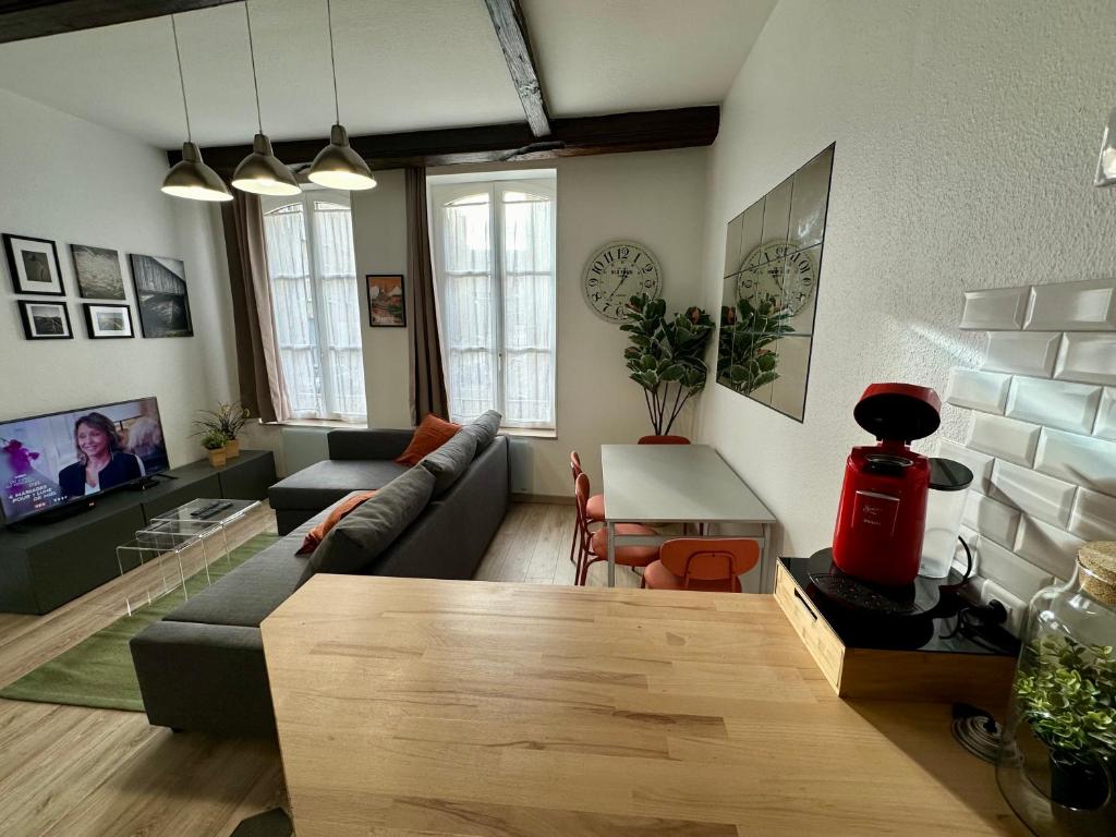 - un salon avec un canapé et une table dans l'établissement LeCathedrale : F2 au cœur de Metz !, à Metz