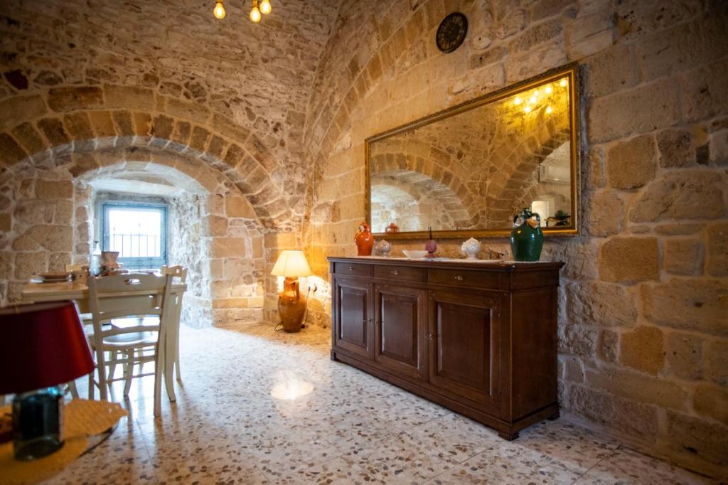 Fotografie z fotogalerie ubytování DOMUS CESARE - dimora storica totalmente in pietra nel cuore del centro storico con cabina doccia pietra in camera e zona relax esterna-historic residence entirely made of stone in the heart of the historic center with stone shower cabin in the room v destinaci Carovigno