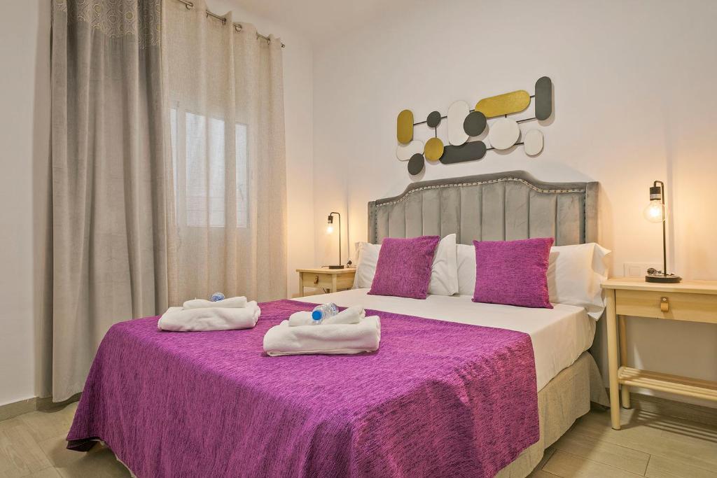 een slaapkamer met 2 handdoeken op een bed bij Alcam Baro 22 in Barcelona